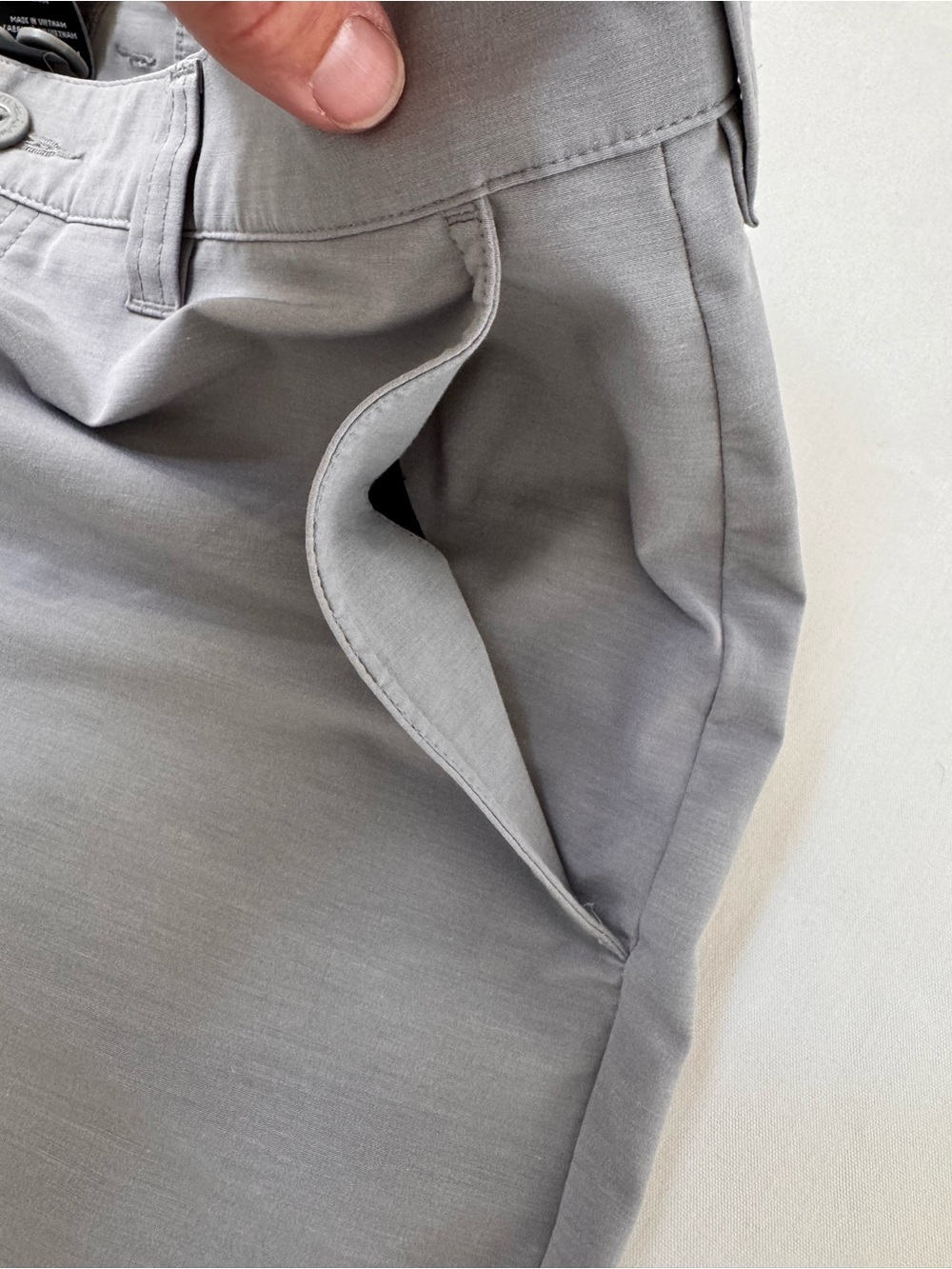 Travis Mathew Mens  Light Gray Golf Shorts 33 Stretch - Picture 3 of 7